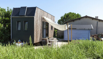 Tiny house installée dans un jardin